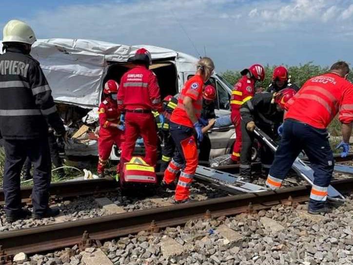 Microbuz cu număr de Botoșani lovit în plin de tren. Opt persoane au fost rănite