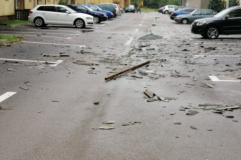 Furtuna puternică din judeţul Suceava a smuls acoperişurile şi a distrus mai multe maşini - FOTO