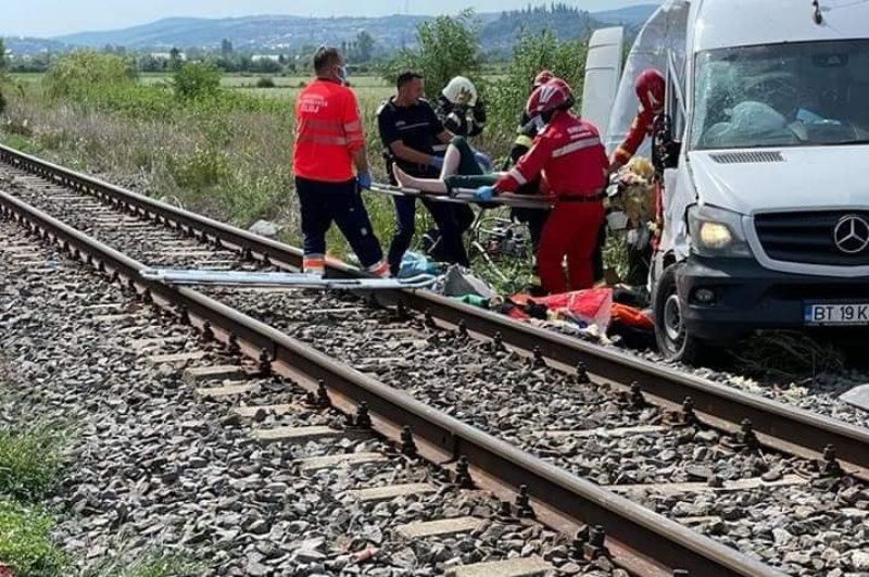 O botoșăneancă pasager în microbuzul lovit de tren, a murit la spital. Fiica acesteia este în comă