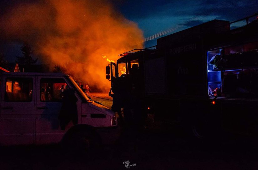 Un rest de țigară aruncat la întâmplare a distrus 40 tone de furaje - FOTO