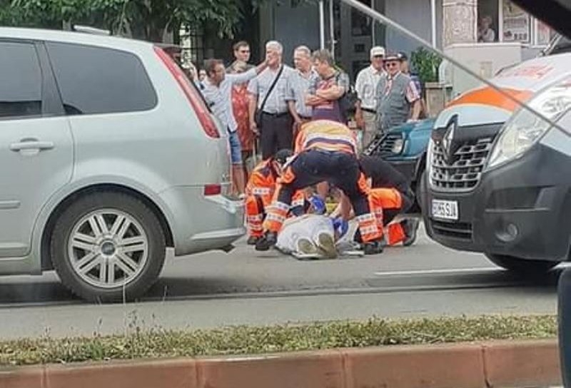 Femeie ajunsă la spital după ce a fost acroșată de o mașină pe trecerea de pietoni
