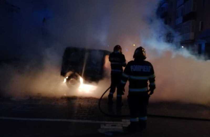 Incendiu la Cătămărăști Deal. Pompierii au intervenit pentru a stinge o mașină în flăcări