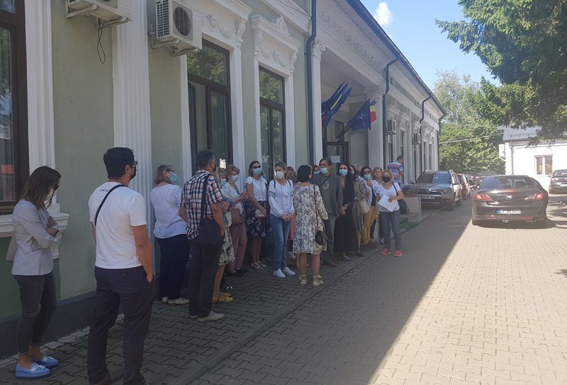 Profesorii de la un liceu botoșănean au protestat astăzi în fața Inspectoratului Școlar! Vezi motivul!