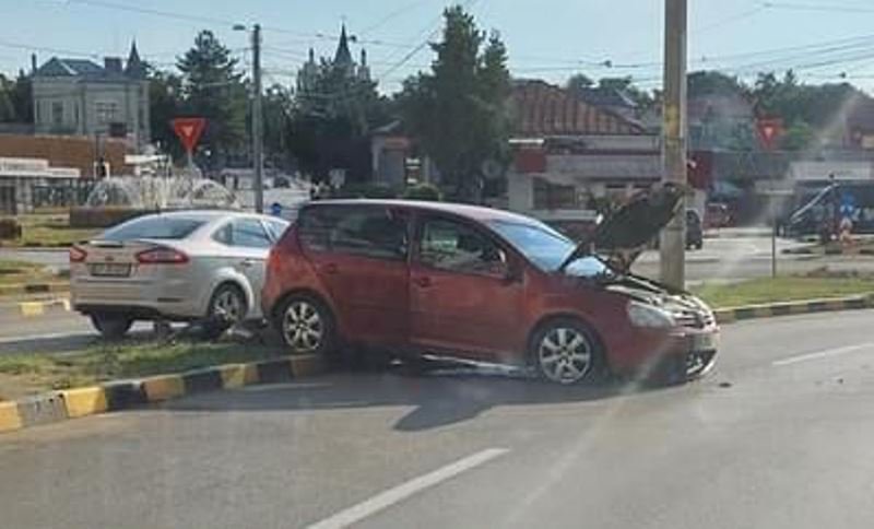 Mașină avariată după ce s-a urcat pe scuar pe Calea Națională