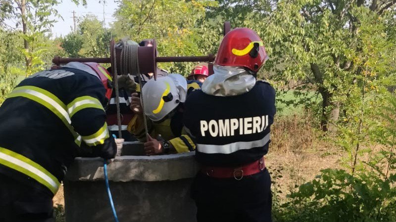 Fată de 16 ani salvată de pompierii botoșăneni dintr-o fântână