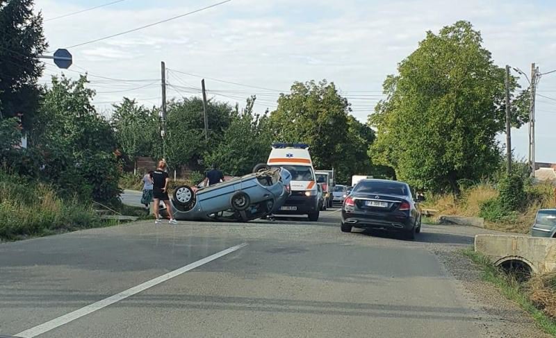 Accident rutier grav. Două mașini s-au ciocnit apoi una s-a răsturnat pe un drum din județ