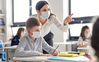 Măștile textile, interzise în școli …