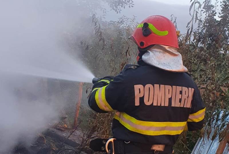 Adăpost de animale și aproximativ 15 tone de furaje distruse de un incendiu la Flămânzi - FOTO