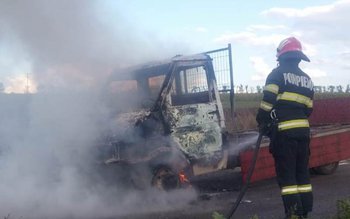 Autoutilitară cuprinsă de flăcări pe …