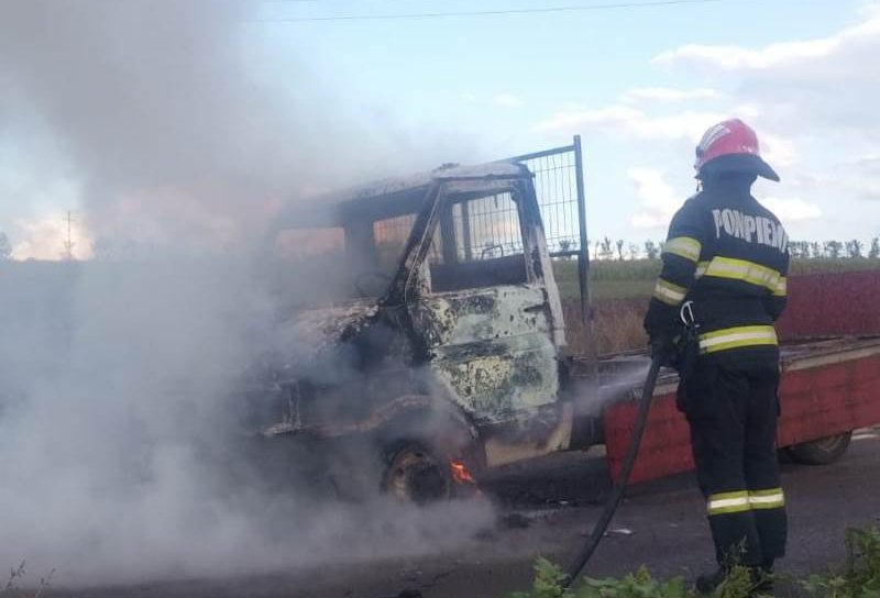 Autoutilitară cuprinsă de flăcări pe un drum din județul Botoșani - FOTO
