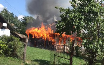Casă cuprinsă de flăcări la …