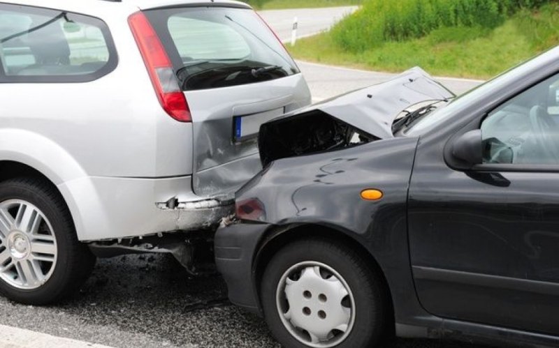 Mort de beat, un șofer din Botoșani s-a izbit într-o mașină care se deplasa pe aceeași direcție de mers în fața sa