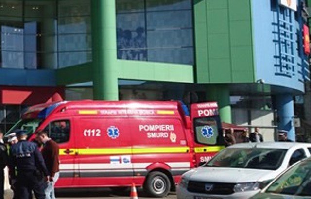 Tragedie la mall-ul din Botoșani! Un bărbat a decedat după ce s-a înecat cu mâncare