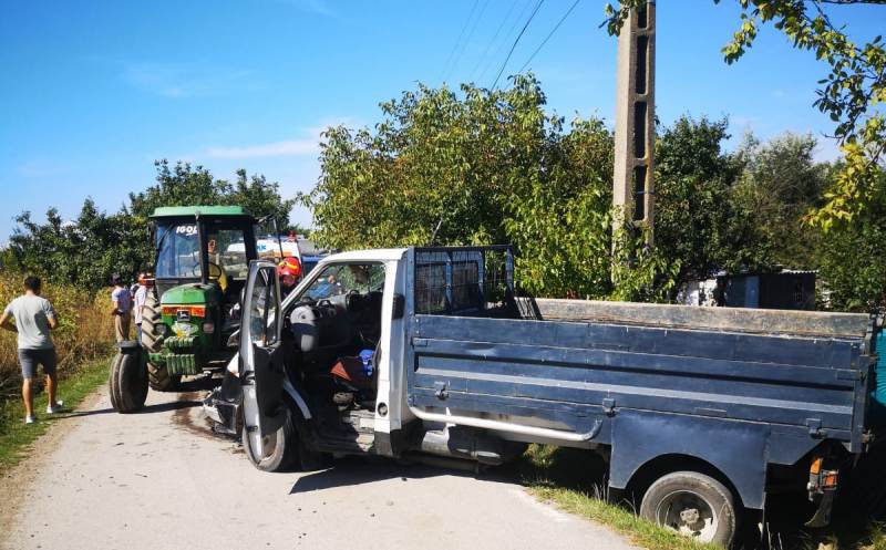 Soți răniți în urma coliziunii dintre autoturismul în care se aflau și un tractor - FOTO