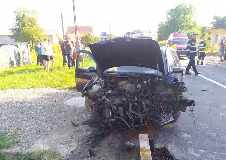 ACCIDENT GRAV! Un tânăr de 18 ani rănit într-un accident cu trei mașini