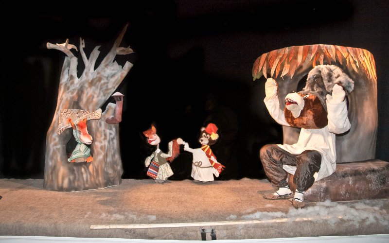 Teatrul „Vasilache” vă invită la „Ursul Păcălit de vulpe”