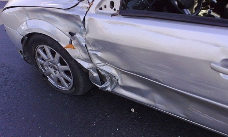 O tânără în stare de ebrietate a avariat mașina pe care încerca să o parcheze