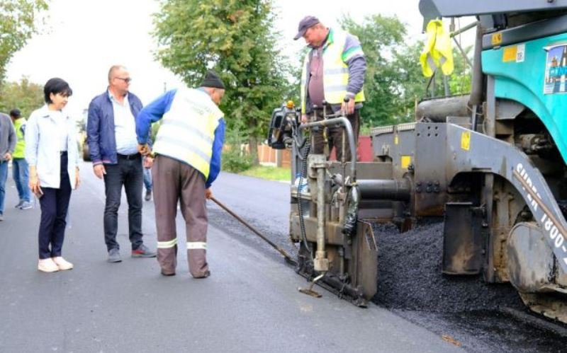 Covor asfaltic nou pe un drum județean – FOTO