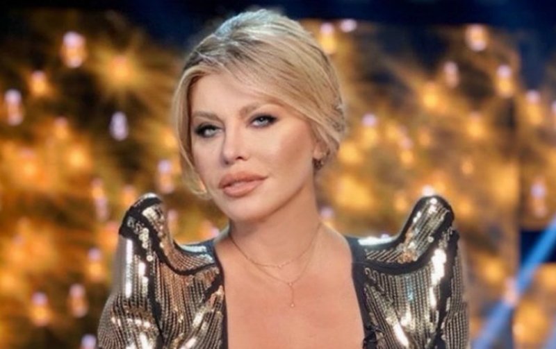 Loredana Groza ar putea fi înlocuită la emisiune din cauza ţinutelor extravagante