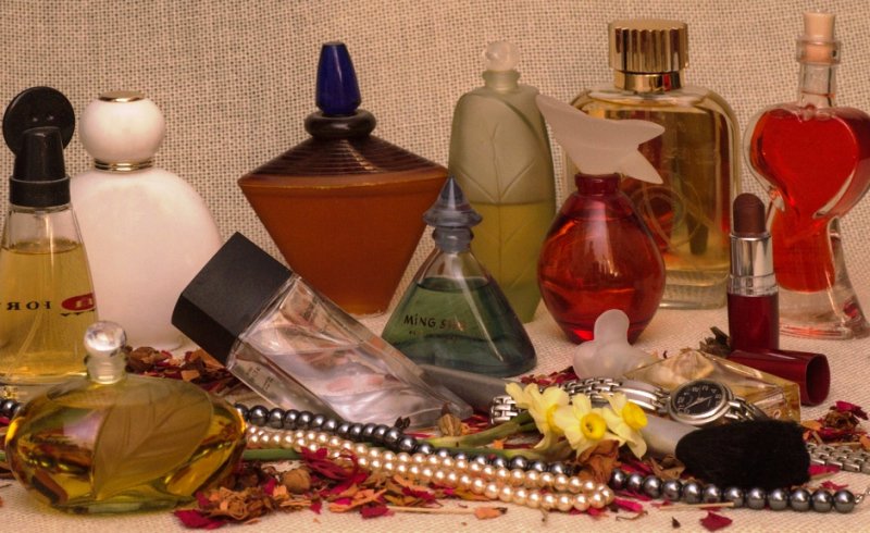 Percheziții domiciliare la trei persoane bănuite de contrafacerea de haine și parfumuri