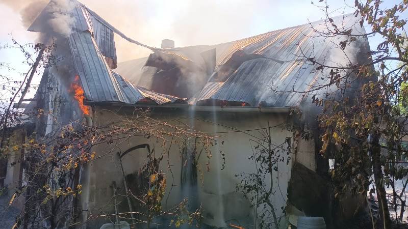 La 101 ani, o femeie din județul Botoșani și-a văzut casa mistuită de flăcări