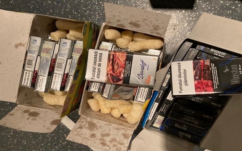 Contrabandiști cu idei trăznite! Pufuleţi aromatizaţi cu tutun de contrabandă, pregătiţi pentru Italia
