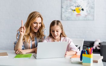 Părinții care stau acasă cu …