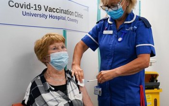 Prima persoană din lume vaccinată …