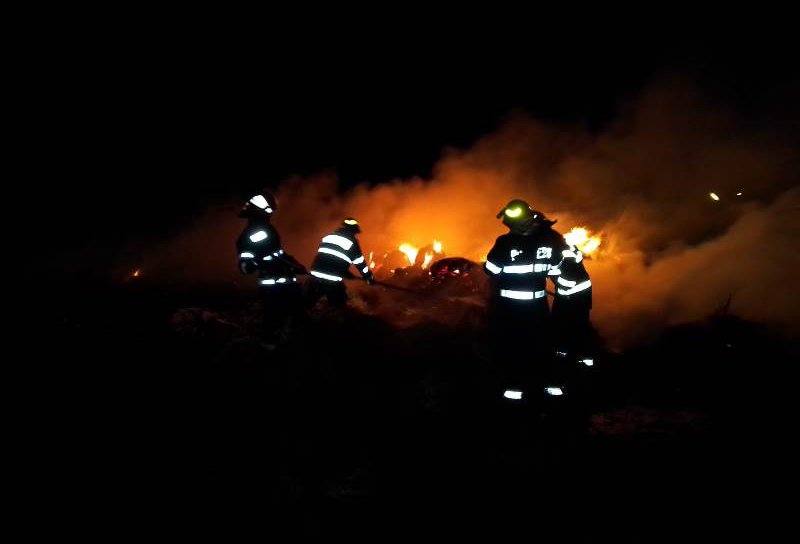 Incendiu puternic izbucnit la un depozit de furaje. Pompierii au intervenit mai bine de trei ore - FOTO