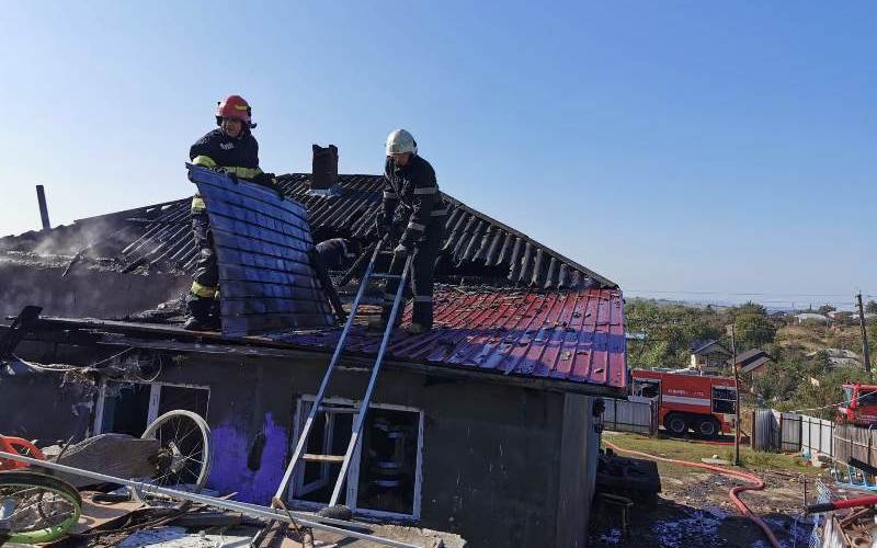 Doi frați de 4 și 17 ani, au trecut prin clipe de coșmar, după ce le-a luat foc casa - FOTO