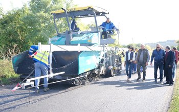 Covor asfaltic nou pe drumul …