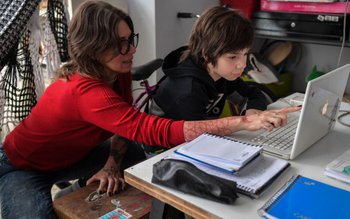 Părinţii care îşi supraveghează copiii …