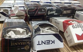 Femeie prinsă că vindea pachete …