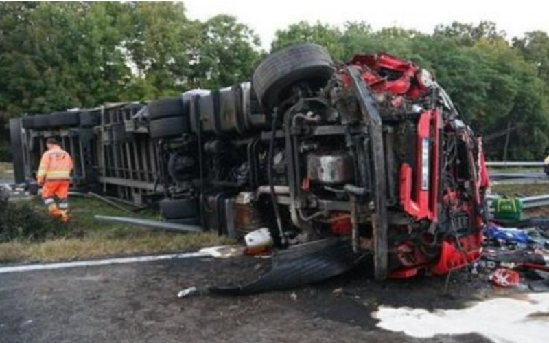 TIR înmatriculat în România, răsturnat pe o autostradă din Ungaria. A fost lovit de mai multe mașini