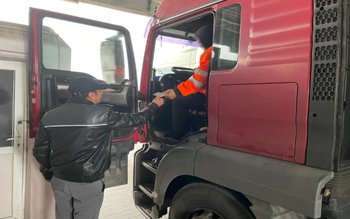 Stâlpii scaunelor unui camion „întăriţi” …