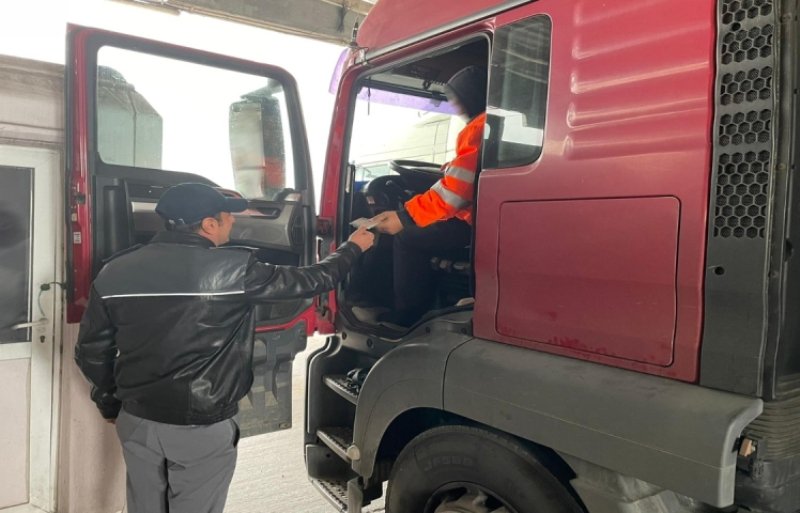 Stâlpii scaunelor unui camion „întăriţi” cu ţigări de contrabandă