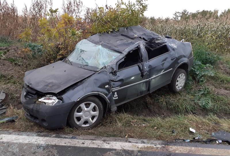 Patru persoane rănite într-un accident după ce s-au răsturnat cu mașina pe marginea unui drum din Santa Mare- FOTO