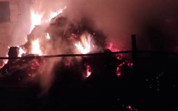 Incendiu violent la Tudora! Acoperișul …