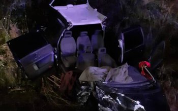 Nuntași încarcerați în limuzină, într-un …