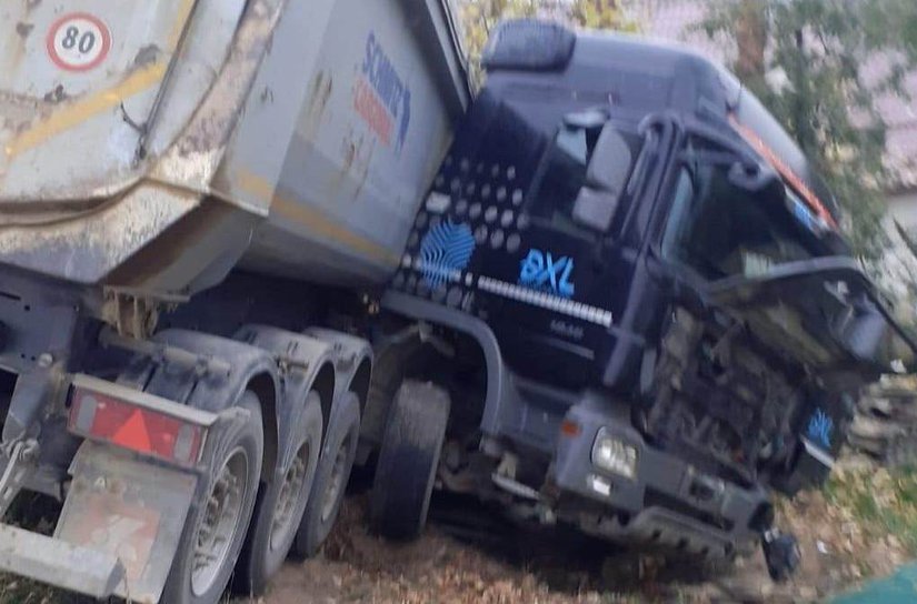 O familie din Botoșani s-a trezit cu un camion în curte - FOTO