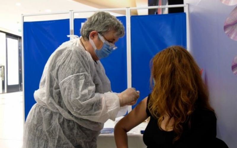 Beneficiezi sau nu de voucherul de 100 de lei dacă faci doza 3 de vaccin împotriva COVID-19?