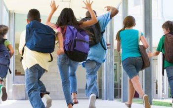 Toți elevii intră în vacanță! …