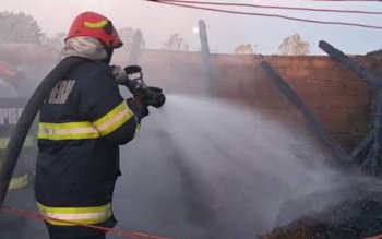 Două gospodării distruse în urma …