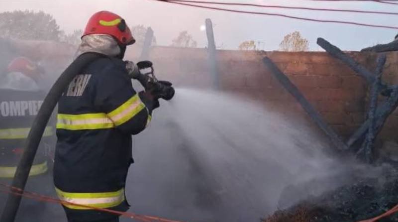 Două gospodării distruse în urma unui incendiu violent - FOTO