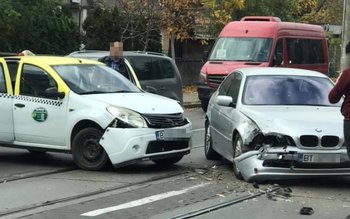 Accident la Botoșani! Două autoturisme …