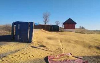 Camion încărcat cu cereale răsturnat …