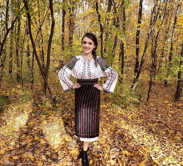 Tânăra dorohoiancă Lorena Andrișan-Dupu a lansat o nouă melodie: „Ia-mi, bărbate, straie noi” - VIDEO