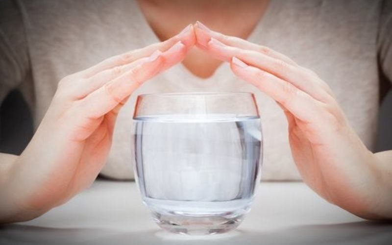 Când este bine să bei de fapt apă? Înainte sau după masă? Specialiștii au venit cu răspunsul uimitor