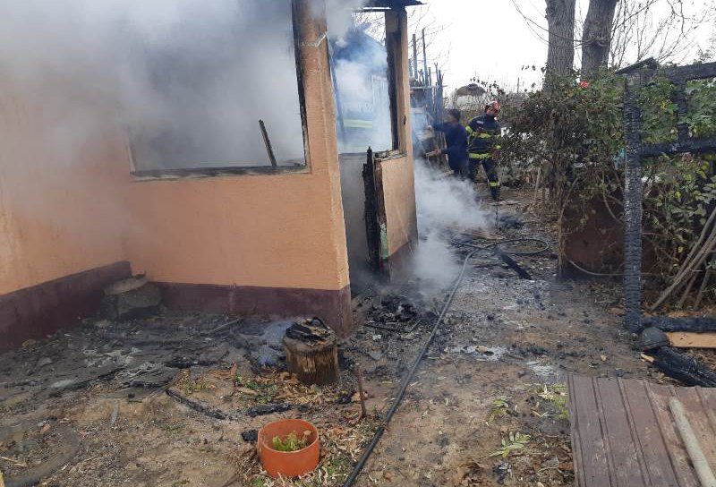 Incendiu izbucnit la o casă din Dângeni, din cauza unui scurtcircuit - FOTO