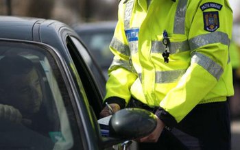 Maşină oprită pe o stradă …